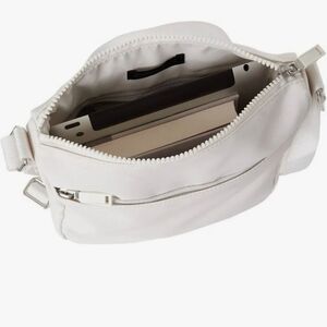 32 Degrees Cool Unisex White Messenger Bag Easily Cleans